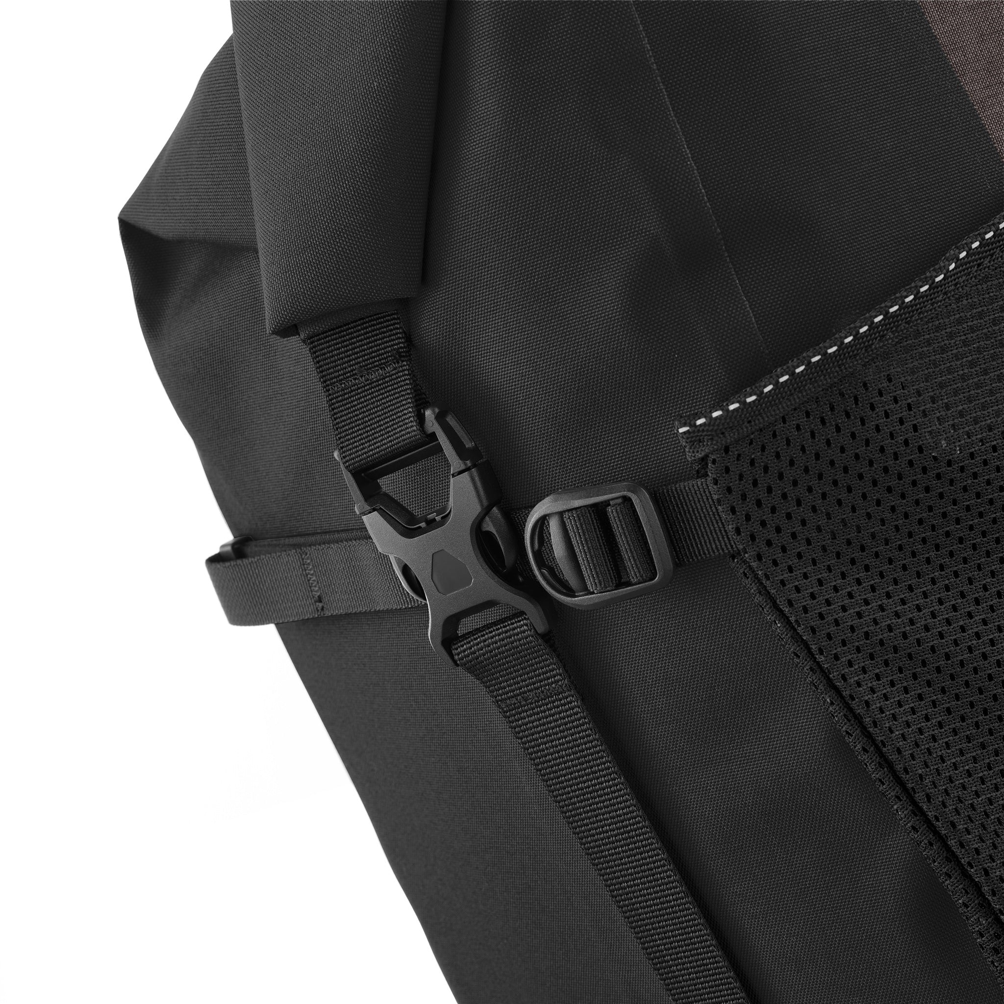 Vue détaillée du ORTLIEB Back-Roller XL Plus QL2.2 en granite - black avec sangle et boucle