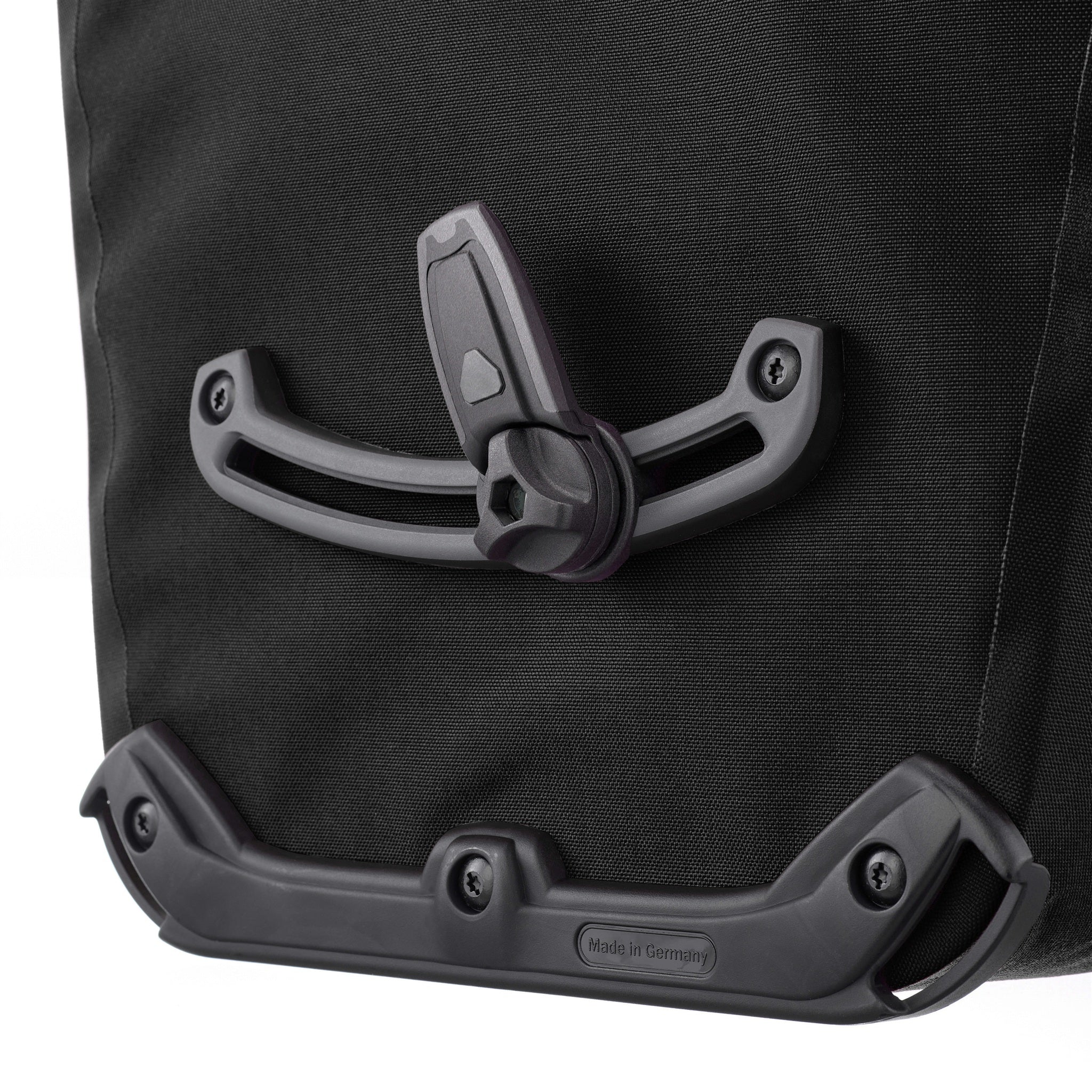 Vue arrière rapprochée du ORTLIEB Back-Roller XL Plus QL2.2 en granite - black avec système Quick-Lock