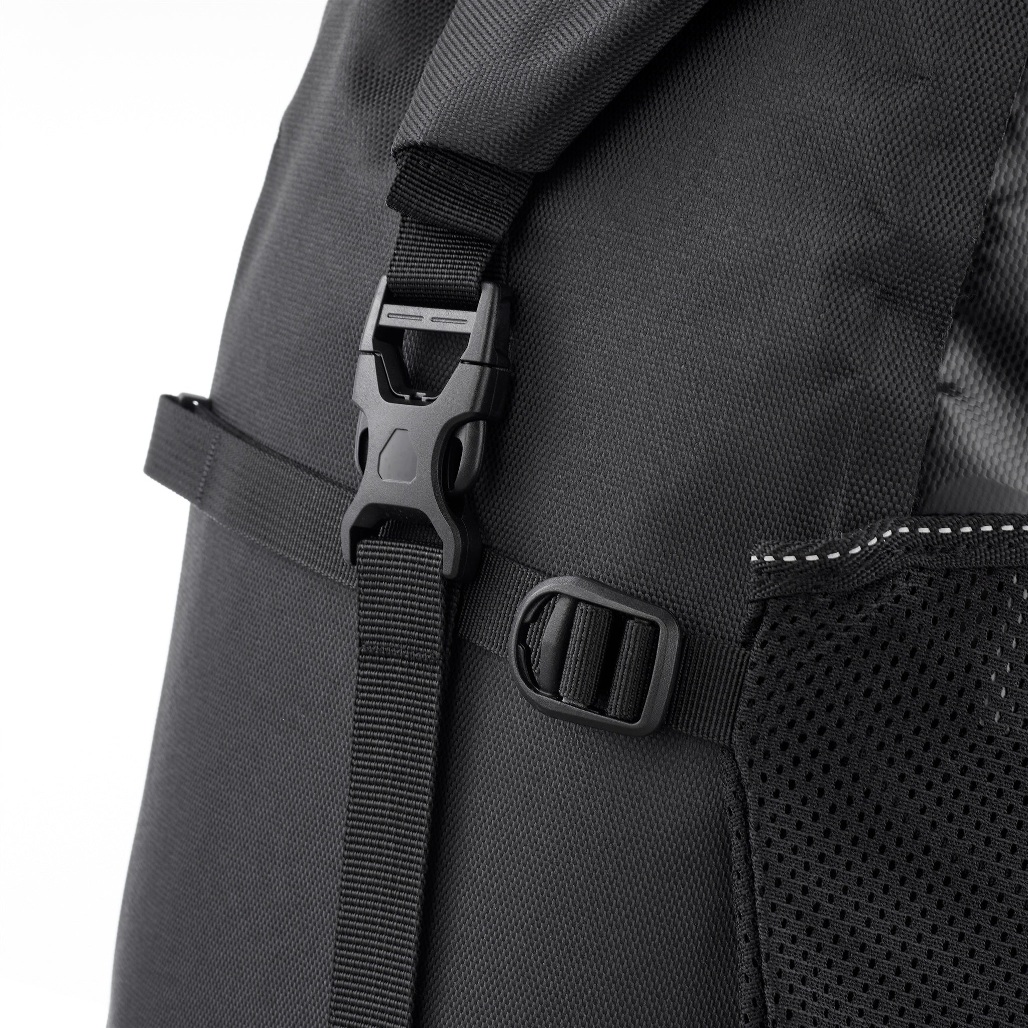 Vue détaillée du ORTLIEB Back-Roller XL QL2.2 en asphalt - black avec sangle et boucle