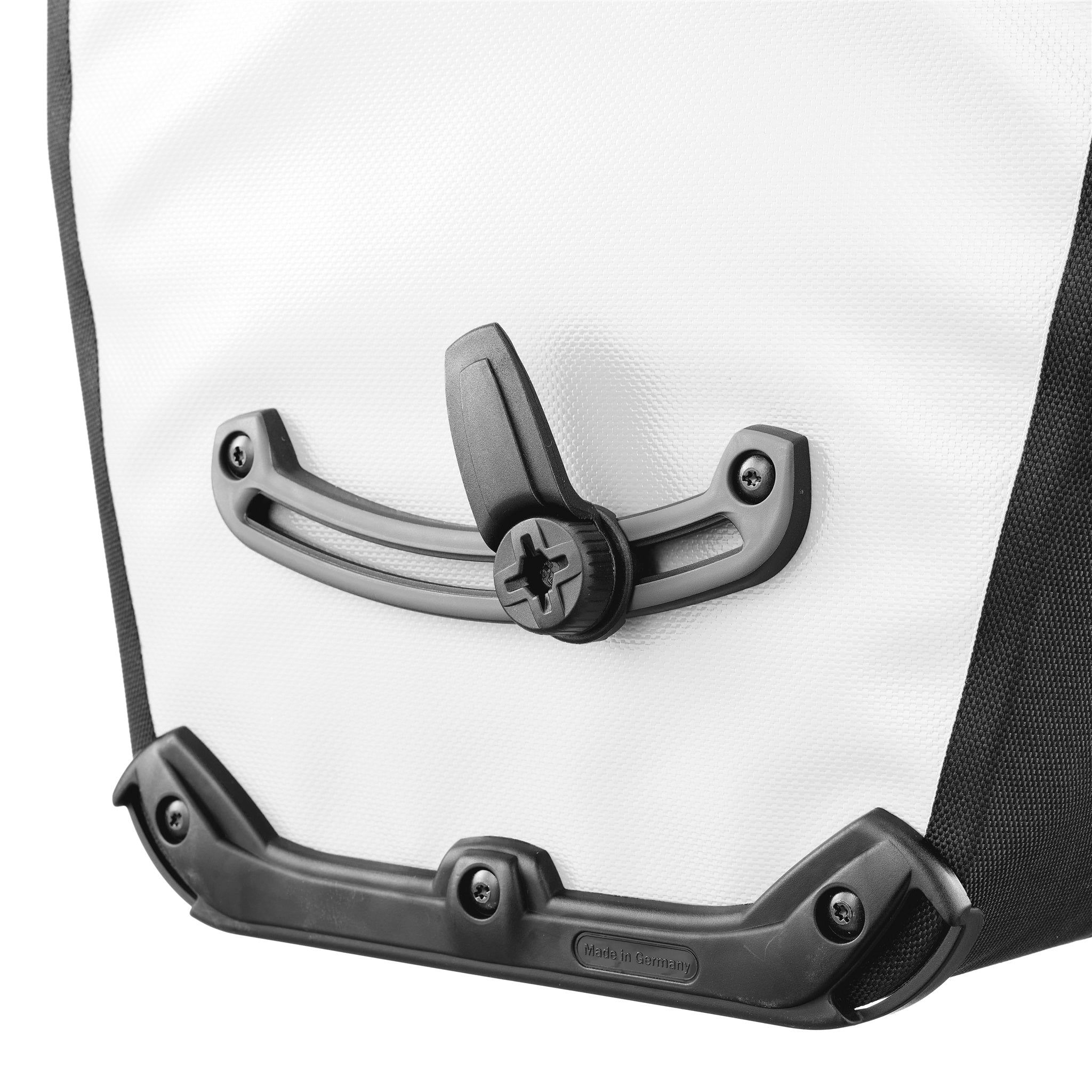 Femme portant un casque à vélo monte les escaliers avec sac ORTLIEB Back-Roller Design design "Morning Routine"