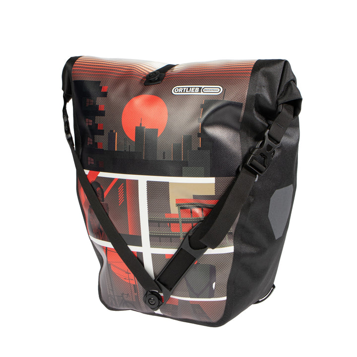 Vue avant du sac ORTLIEB Back-Roller Design design "Morning Routine" avec graphique soleil rouge