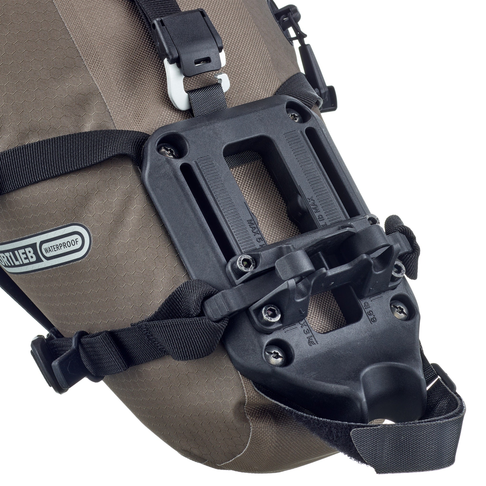 Détail du sac ORTLIEB Seat-Pack QR couleur dark-sand avec sangle de compression et valve