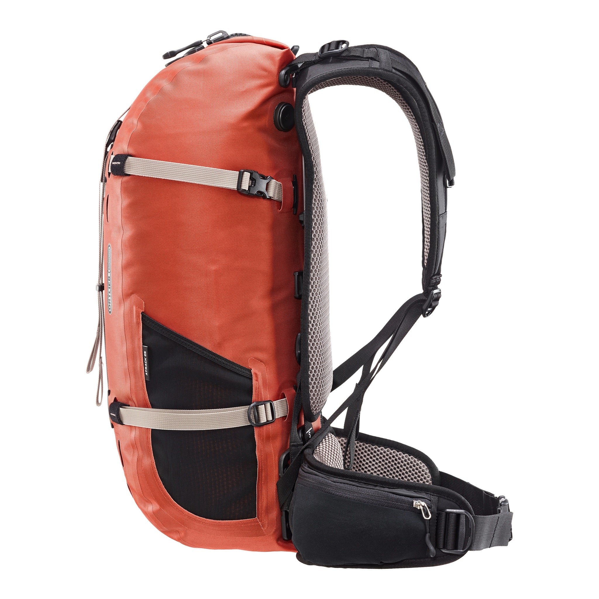 Vue latérale du sac à dos d’extérieur imperméable ORTLIEB Atrack couleur rooibos de 25 litres, avec système de port ergonomique, larges bretelles et poche latérale zippée.