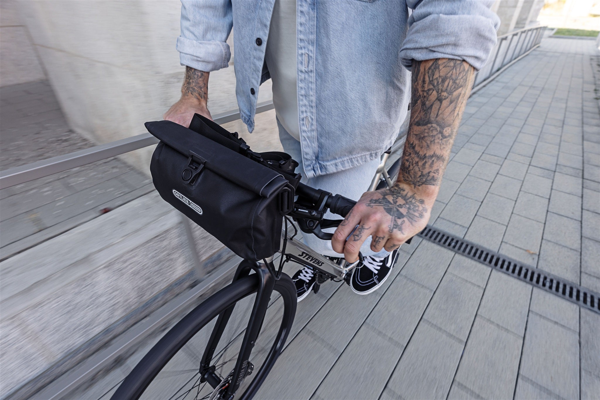Sac de guidon noir ORTLIEB Velo-Sling Flex avec fermeture roulée et système Bar-Lock sur vélo urbain.