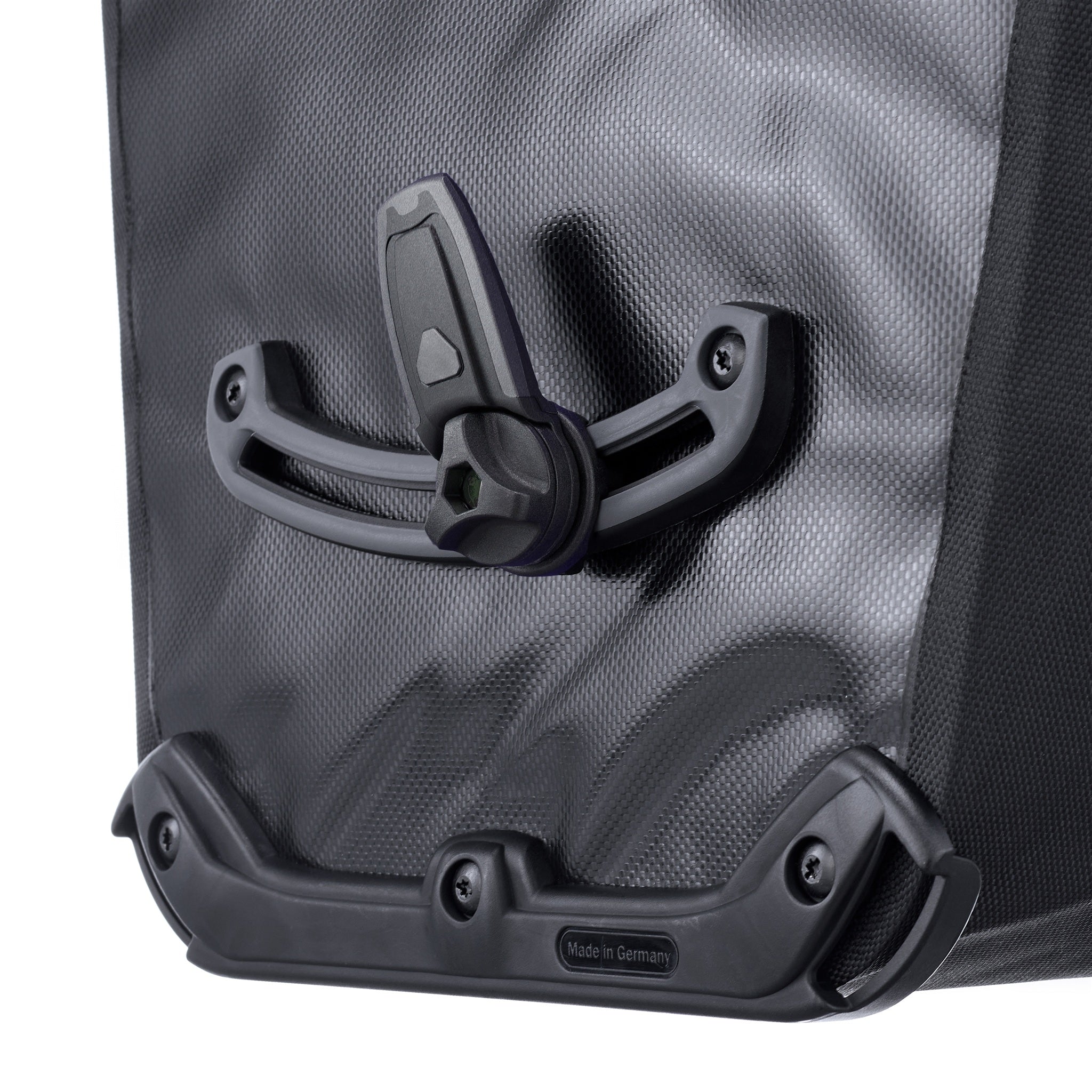 Vue arrière rapprochée du ORTLIEB Back-Roller XL QL2.2 en asphalt - black avec système Quick-Lock