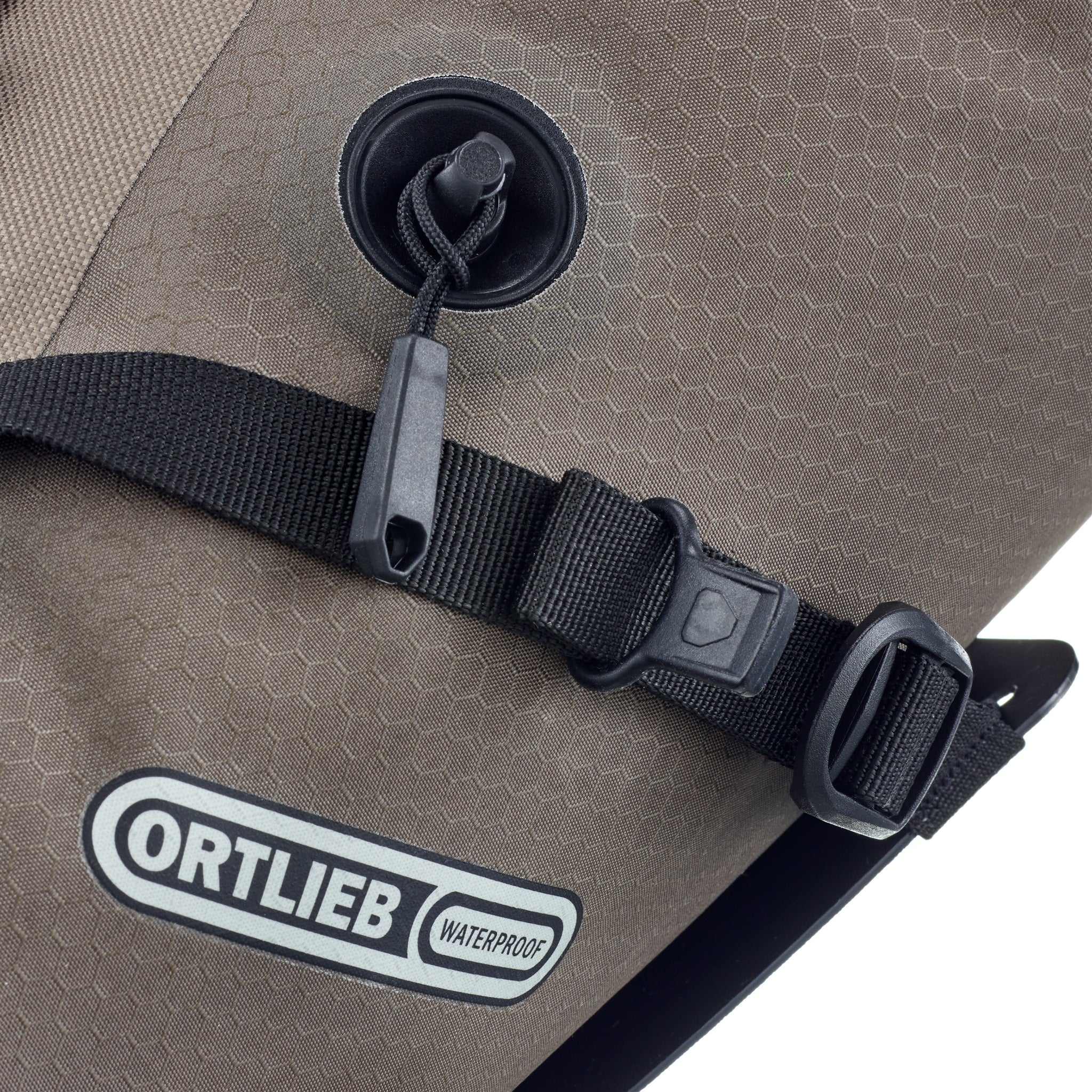 Gros plan du sac ORTLIEB Seat-Pack QR dark-sand avec système d’attache Seat-Lock
