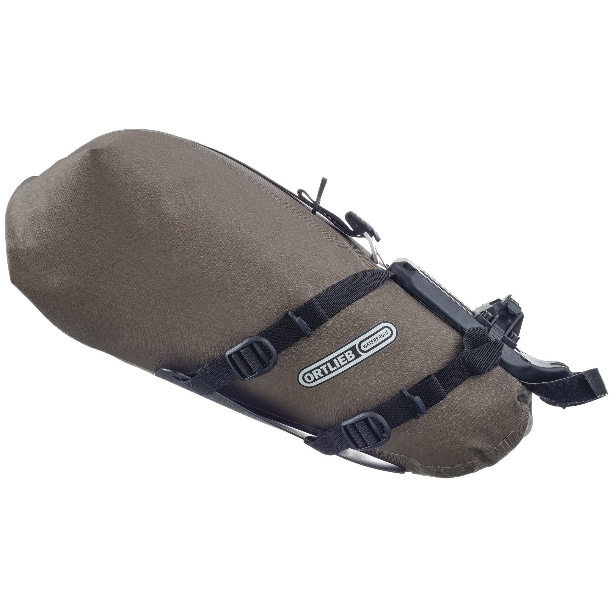 Vue latérale rapprochée du sac ORTLIEB Seat-Pack QR dark-sand avec sangles et système de montage